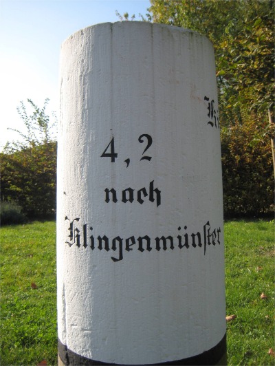 Hinweisschild zum Feriendorf in der Pfalz
